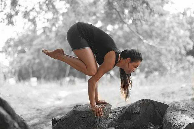 Bakasana (Karga Pozu): Nasıl Yapılır? Talimatlar & Faydaları